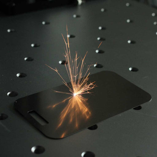 Incisione laser di una targhetta in taacciaio inox